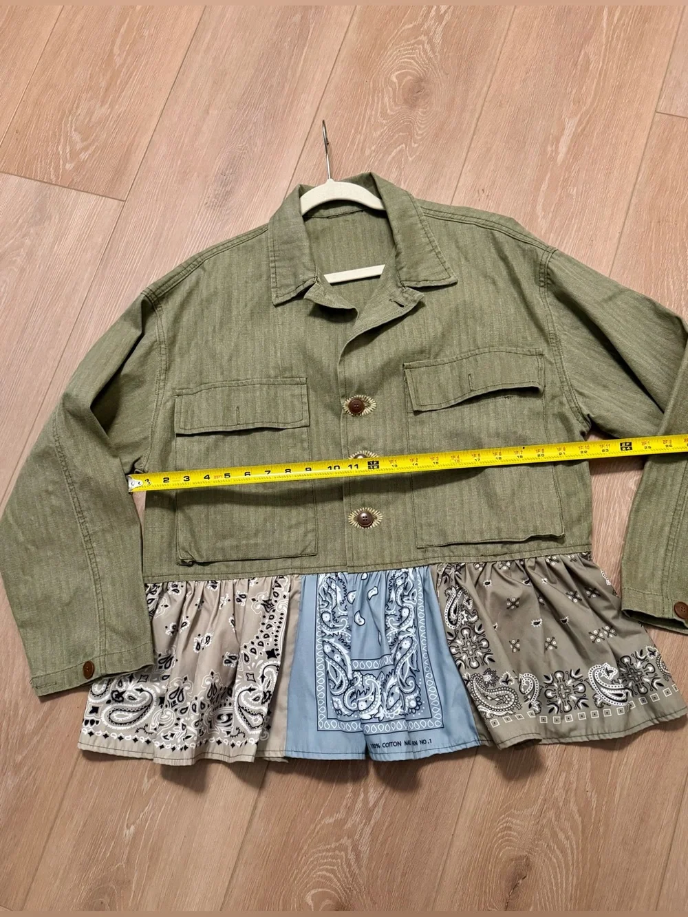 Vintage-Inspired Olive Green Denim Utility Jacket with Bandana Hem - Picture 4 of 7